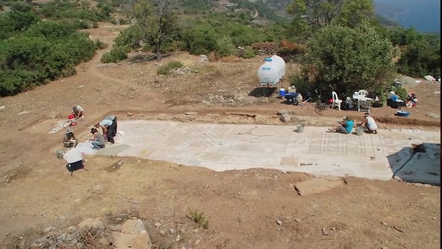 Evde yaşayanlar askeri veya sivil yönetici olabilir