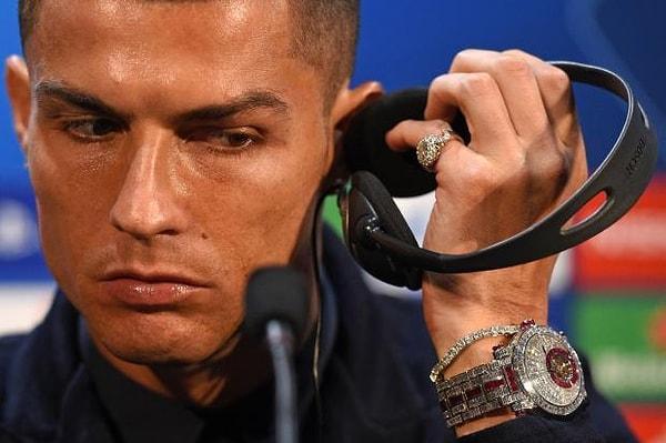 35 yaşındaki ünlü futbolcunun sadece bir elinde taşıdığı mücevherin fiyatı yaklaşık 6 milyon TL değerinde.