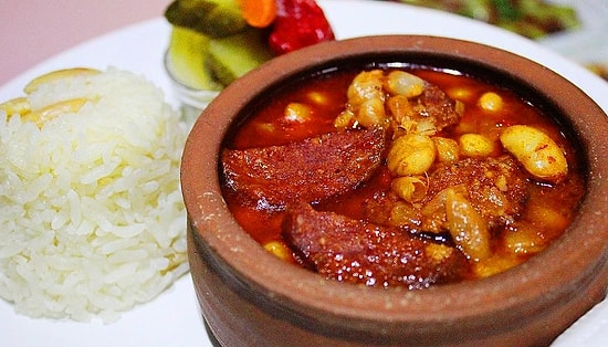 Ekmeği Bandıra Bandıra Yiyeceğiniz Sucuklu Kuru Fasulye Nasıl Yapılır?