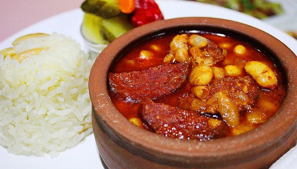 Ekmeği Bandıra Bandıra Yiyeceğiniz Sucuklu Kuru Fasulye Nasıl Yapılır?