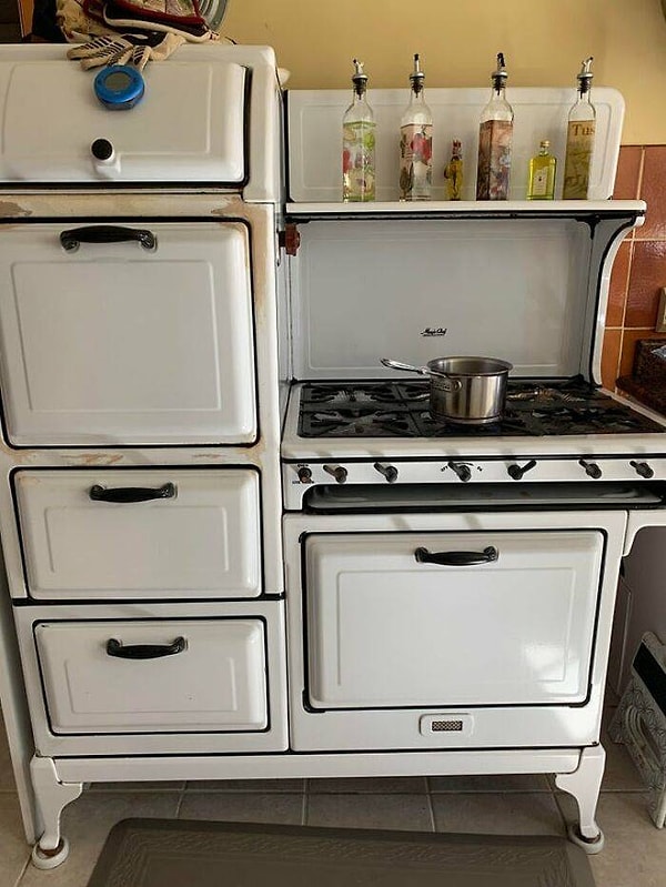 1. "Я подумал, что вам, ребята, может понравиться моя волшебная плита шеф-повара 1920-1930-х годов с 6 конфорками, 2 духовками и подогревателем для хлеба".