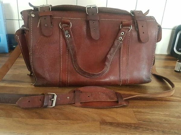 4. "Это оксфордская сумка для книг 1880 года производства. Мой дедуля ходил с ней в среднюю школу в 1951 году, а после него ей пользовались моя мама, дядя, тятя и я сам. Удивительно, но она все еще в прекрасном состоянии!"