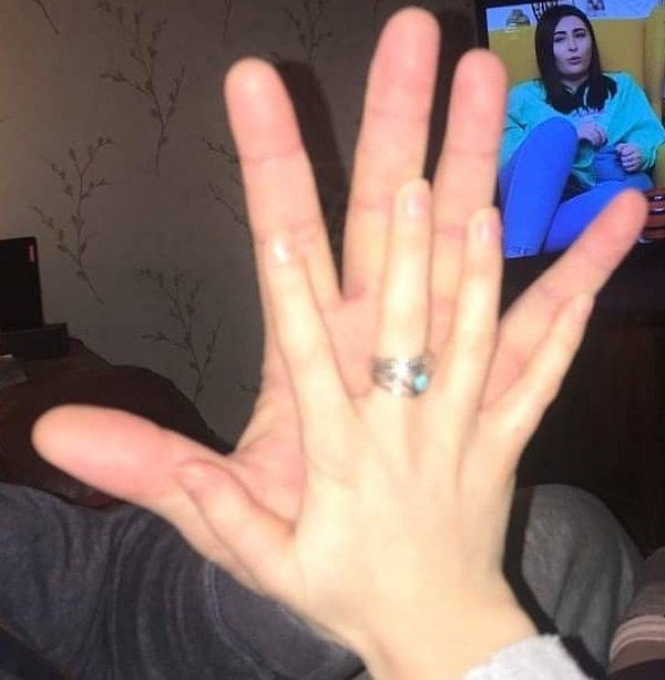 2. "Моя ладонь по сравнению с ладонью жены".