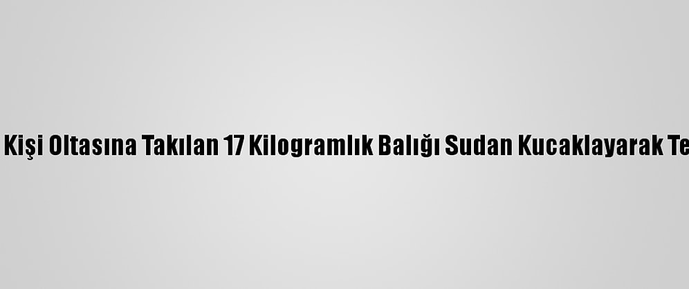 Antalya'da Bir Kişi Oltasına Takılan 17 Kilogramlık Balığı Sudan Kucaklayarak Tekneye Çıkardı