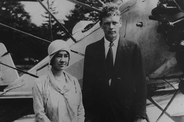 Polis teşkilatı hiçbir kriminal eğitim almamış olan baba Charles Lindbergh'e oğlunun davasını yönetme hakkı tanımış ve baba Lindbergh, FBI'ı bu olayın dışında tutmuştu.