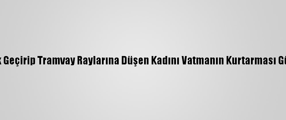 Samsun'da Baygınlık Geçirip Tramvay Raylarına Düşen Kadını Vatmanın Kurtarması Güvenlik Kamerasında