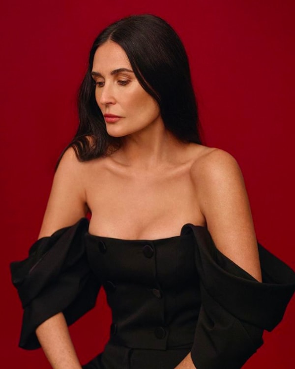 Тем не менее, ее последние обвинения в сторону ее бывшего мужа, Эштона Катчера, в мемуарах «На изнанку» (Inside Out),стали сенсацией.