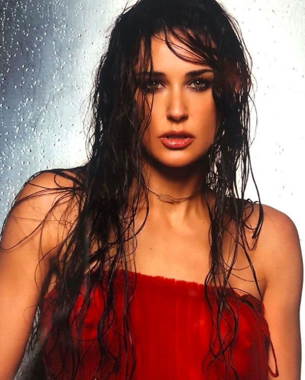 Мур, которая с тех пор хранила молчание, впервые оказалась перед камерой накануне на показе первой коллекции Ким Джонса от кутюр для Fendi.