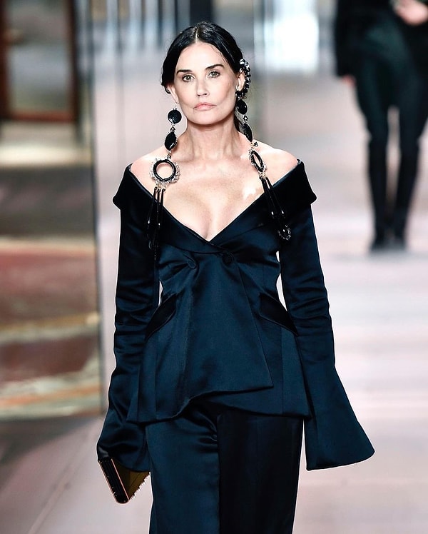 На Парижской неделе моды, кроме Деми Мур ,участвовали такие известные модели как Наоми Кэмпбелл, Кристи Терлингтон и Кейт Мосс, а также молодые модели, такие как Кара Делевинь и Белла Хадид.