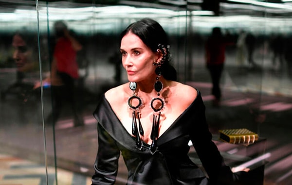 Из-за неудачной пластики, на некогда красивом лице актрисы образовались глубокие впадины, а ее губы обрели непонятную форму.