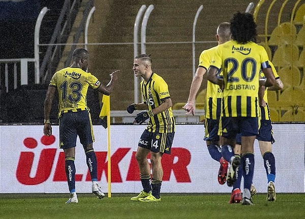 İlk yarıyı Fenerbahçe 1-0 önde bitirdi.