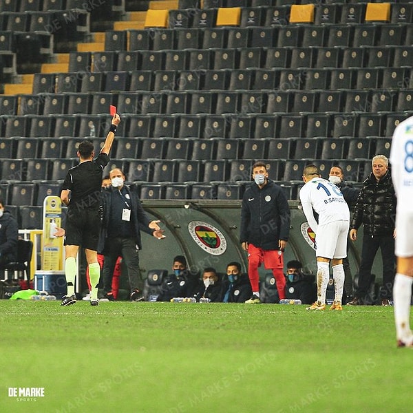 70. dakikada Marius Sumudica ikinci sarı kartı gördü ve kırmızı kartla tribüne gönderildi.