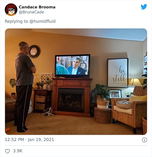 3. Еще один любитель посмотреть новости стоя.