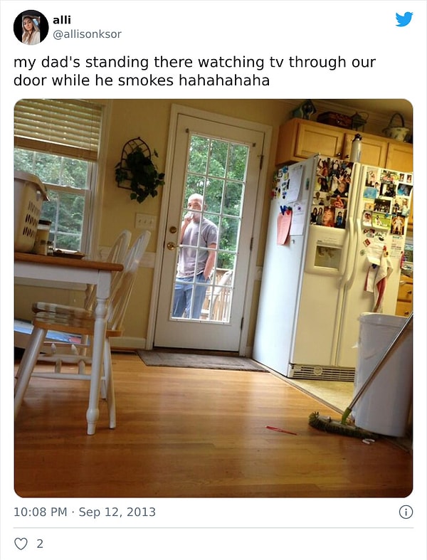 7. "Папа смотрит телевизор, стоя за на улице во время перекура.Это очень смешно"