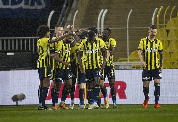 Kalan sürede başka gol olmayınca 90 dakika, Fenerbahçe'nin 1-0 üstünlüğü ile sona erdi.