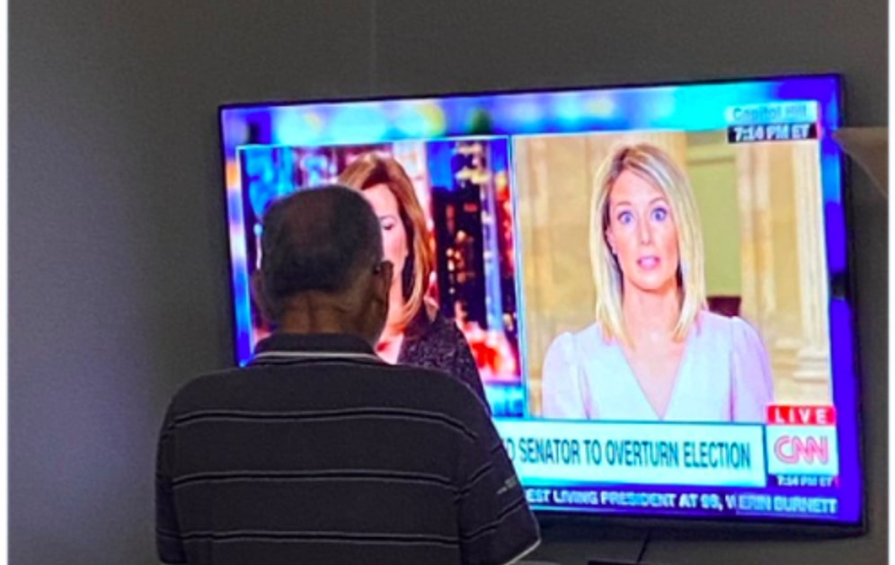 У всех пап есть особый способ смотреть телевизор, и вот 20 тому доказательств