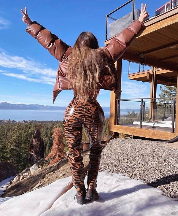 20. Все комментарии ее хвалят. Из-за чрезмерного редактирования в социальных сетях у молодых девушек возникают проблемы с самооценкой