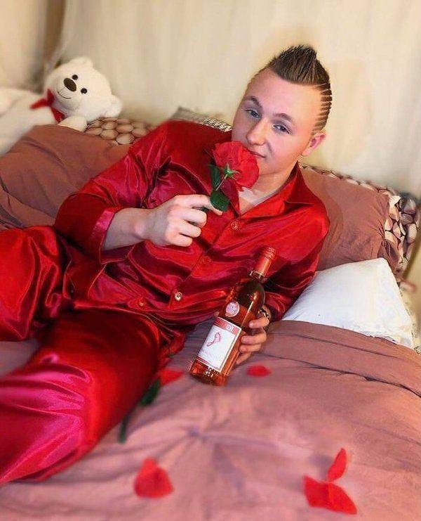 2. Даже сложно определиться, что на этом фото выглядит более нелепо: эта стрижка "домиком" как у Димы Билана на заре 2000-х или эта красная атласная пижама...