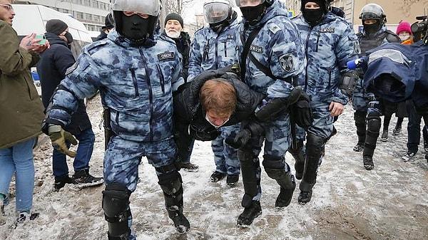 Başkent Moskova'da ise protestoların başlamasının planlandığı öğle saatleri öncesinde en az 142 kişinin gözaltına alındığı bildirildi.