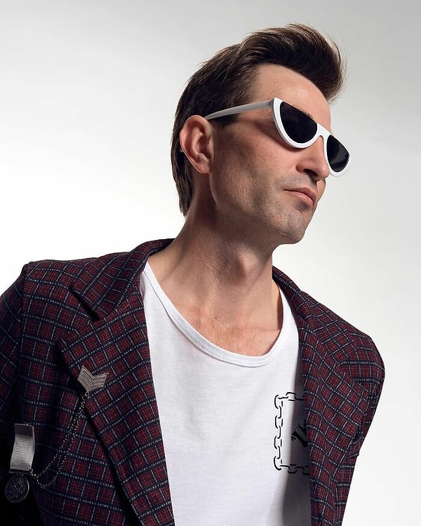 Затем группа отвела его в дом, который находился в отдаленной деревне, и превратили Юрия в раба.