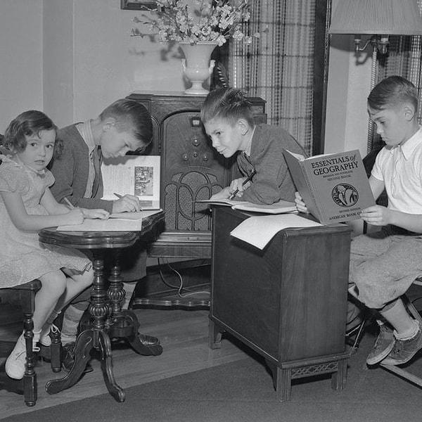 1. 1940'larda, çocuk felci yayıldığı vakit uzaktan eğitime geçilmişti. Bu da radyodan yapılan uzaktan eğitimin bir fotoğrafı.