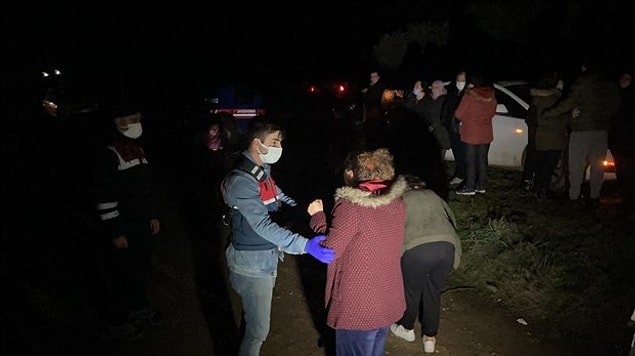 Üç kişi ateşli silah ile vurulmuş, bir kişinin boynu kırılmış...