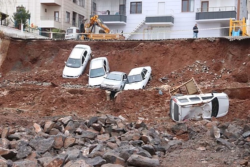 İstinat Duvarının Çöktü: 6 Araç Yandaki İnşaatın Temel Kazı Alanına Düştü