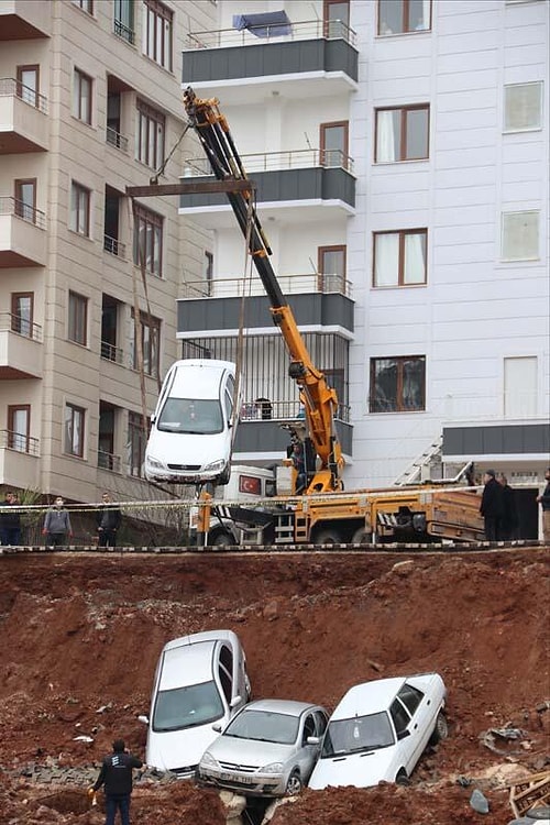 İstinat Duvarının Çöktü: 6 Araç Yandaki İnşaatın Temel Kazı Alanına Düştü