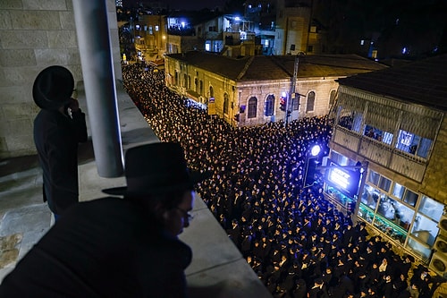 Dünya Hayretle İzledi: 'Ultra-Ortodoks' Yahudilerin Cenaze Töreninden İlginç Görüntüler