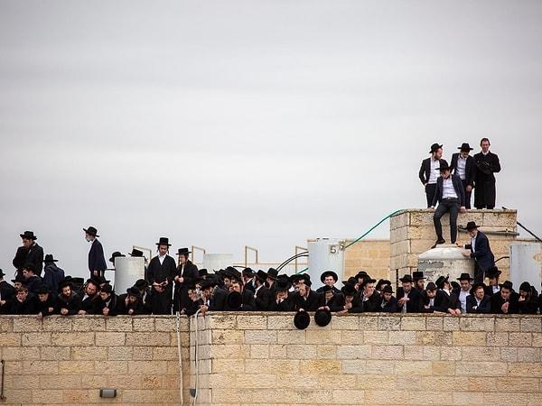 Ancak Harediler olarak da bilinen Ultra-Ortodoks Yahudiler, İsrail polisinin tüm çağrılarına rağmen cenaze törenine katıldı.
