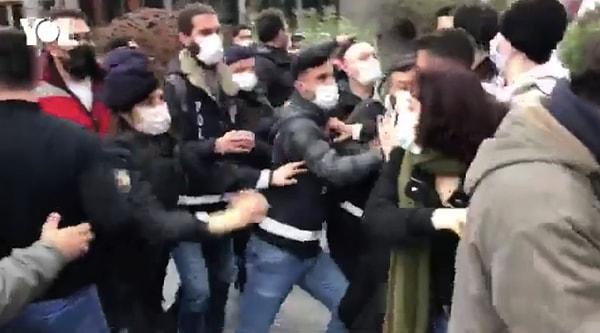 Polisin yürüyen öğrencilere bağırmasının ardından polisler ve öğrenciler arasında arbede yaşandı.