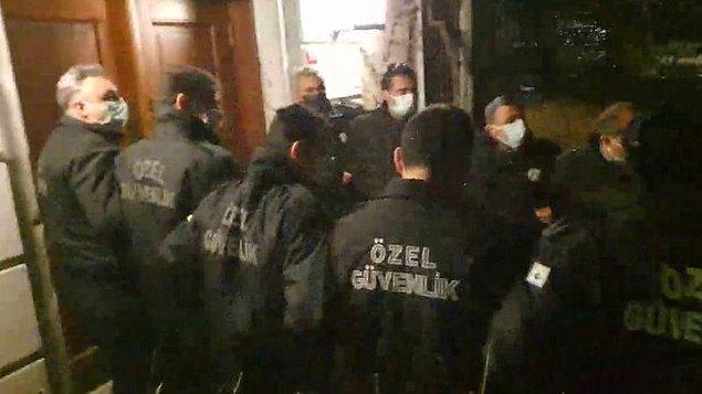 Rektörlük binasının önünde de, ataması tepkilere sebep olan Melih Bulu'nun rektörlük binasından çıkışı için polis şerit oluşturdu.
