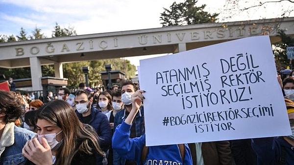 Boğaziçi Üniversitesi öğrencilerinin atanmış rektör Melih Bulu'yu protestoları devam ederken, bir grup tarafından “Kabe fotoğrafı yere serildi” iddiası gündeme geldi.