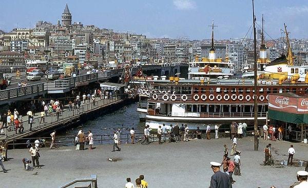 4. İlk kez İstanbul'da servis aracıyla ilerlerken anılarım canlandı. Eminönü'nden Taksim'e geçerken duygusal anlar yaşadım ancak kısa sürdü.