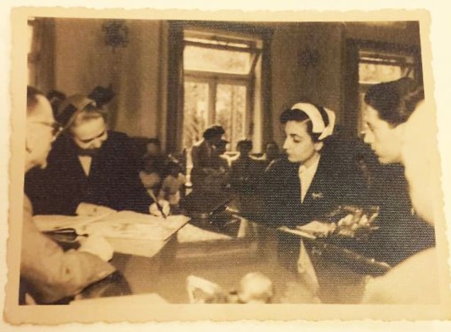 Ancak Safiye Hanım yalnızca bir klinik doktoru olarak kalmaz Alman ve Amerikan elçiliklerinde doktorluk yapmanın yanı sıra... hocası Mary. M. Patrick'in daveti üzerine Amerikan Kız Koleji Tıp Bölümü'nde ders vermeye başlar.