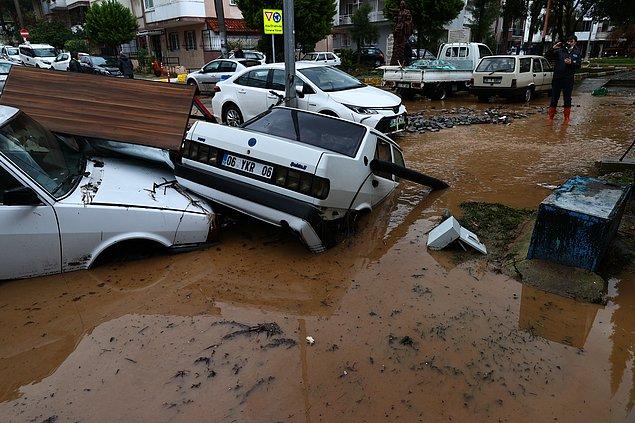 Sağanak yağış, İzmir'de gece saatlerinde etkisini gösterdi.