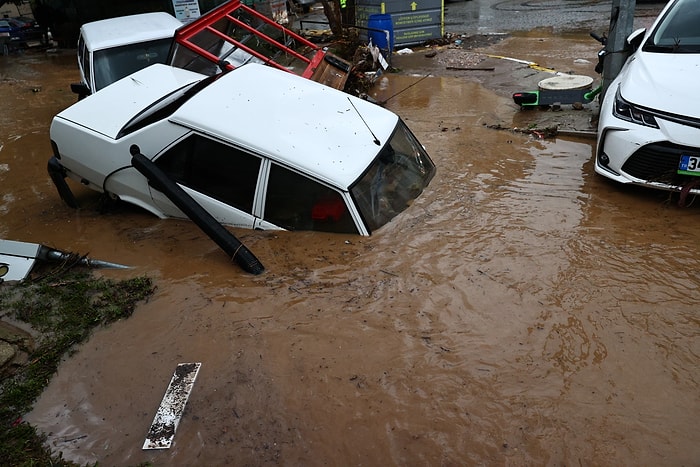 Belediye 'Evlerden Çıkmayın' Dedi! Korkunç Görüntülerle İzmir'de Yaşamı Felç Eden Sel Felaketi...