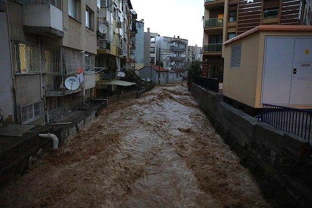 Foça'da cadde ve sokaklar su altında kaldı, birçok işyerini ve evi su bastı...