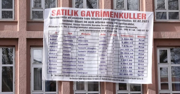 SGK, Ankara Kızılay'daki binasına ‘Satılık' ilanı asarak, gayrimenkullerini satışa çıkardı.