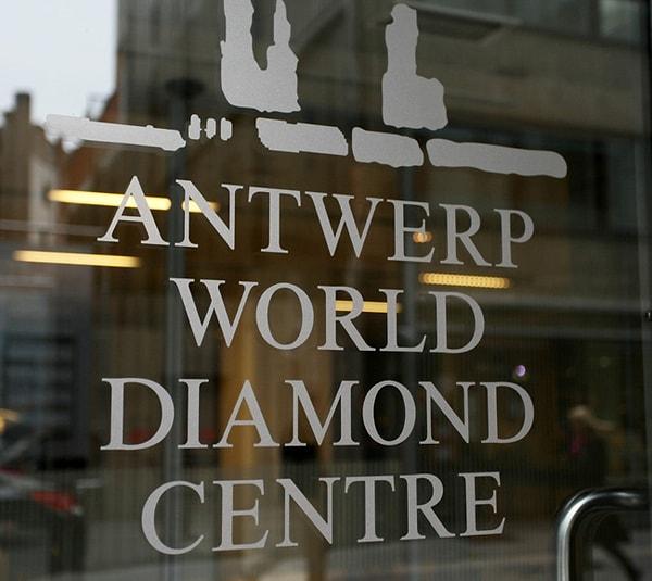 5. Antwerp Elmas Soygunu, bir İtalyan çetesinin 100 milyon değerinde mücevherleri çaldığı büyük bir soygundu.
