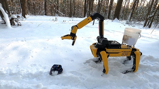 Boston Dynamics'in Robot Köpeği Spot Bu Defa Toprak Kazıp Fidan Dikti