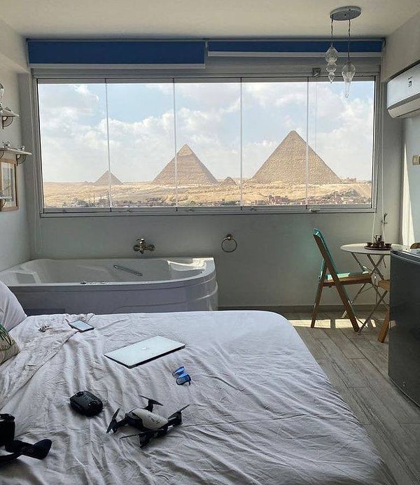 14. "Сюрпризы в арендованном жилье не всегда бывают неприятными. Как вам такой вид, идущий в комплекте со съемной квартирой в Каире?"