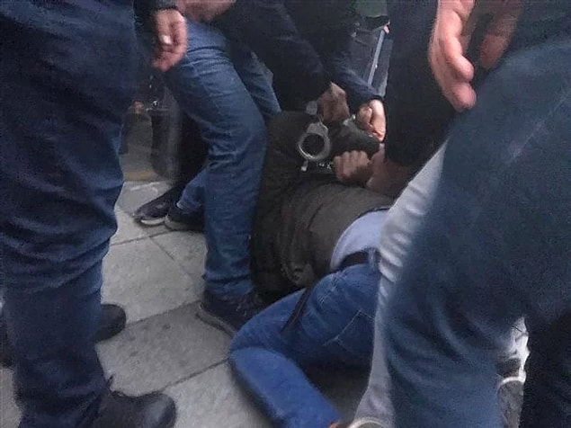 Fakat bu ülke onlara kulak vermiyor. Bu basit istek karşısında onlara ağızlarını açtıkları her alanda adeta altın tepside kelepçe sunuluyor.