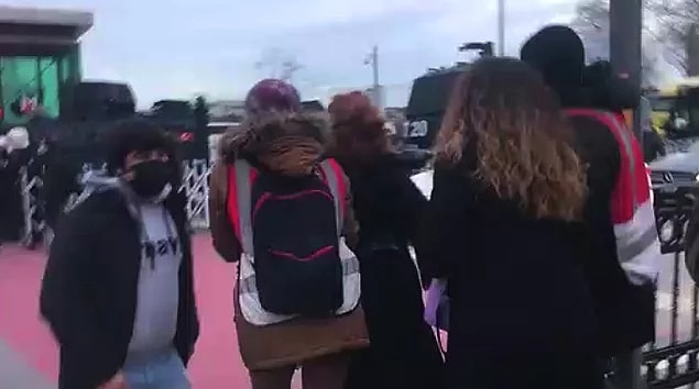 Herkes kızgın, herkes öfkeli, ağzını açan terörist bu ülkede. Şiddetten zevk alıyor bazılarımız.