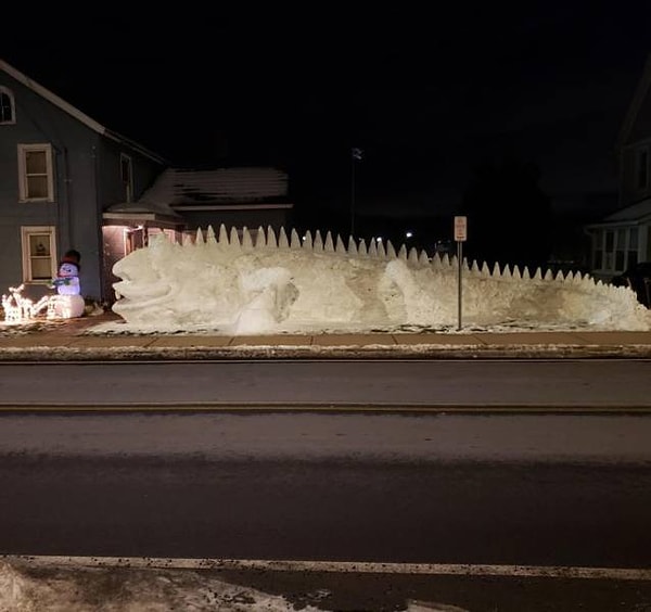 4. "Кто-то вырезал в сугробе огромную игуану!"