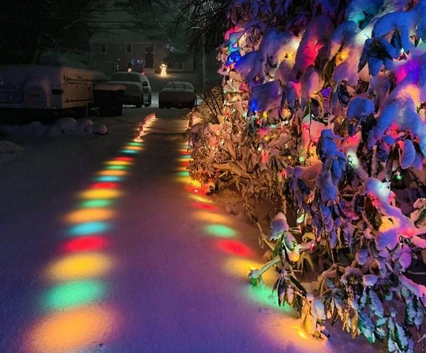 3. "Запорошенные снегом гирлянды похожи на волшебство".