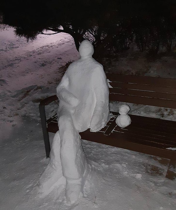 10. "Снежные фигуры на парковой скамейке, мимо которых просто невозможно пройти мимо, не остановившись".