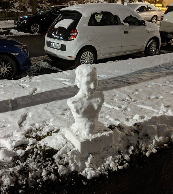 13. "Кто-то сделал вот такую снежную скульптуру на моей улице".