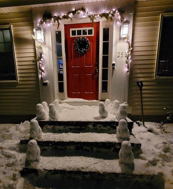 15. "Я решил обернуть первый снегопад в году в свое преимущество и соорудил небольшую армию пингвинов".