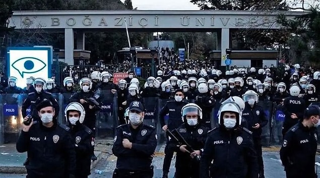 Uzun lafın kısası... Umarım bir gün karşınızdakilerin düşman değil de halkın ta kendisi olduğunu anlayabilirsiniz.